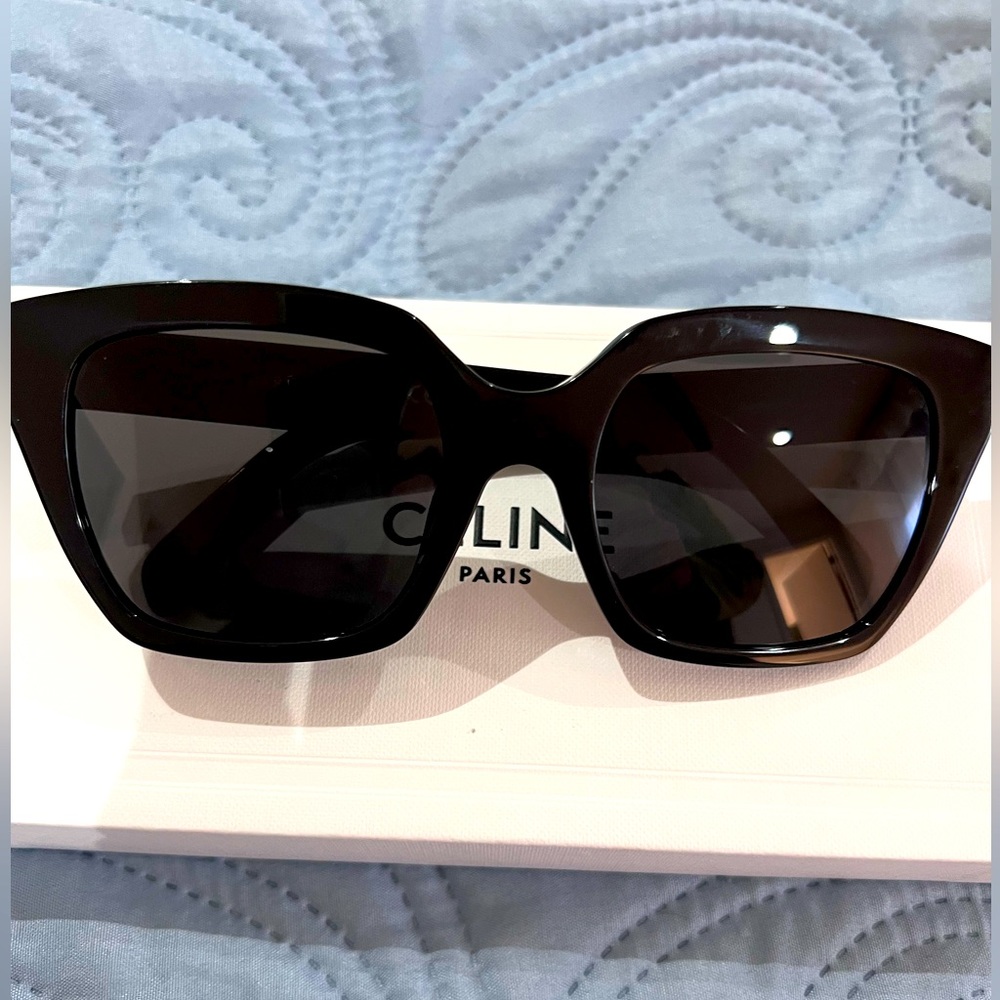 NEW-  AUTHENTIC 2023 CELINE sunglasses with box, dust bag and case.